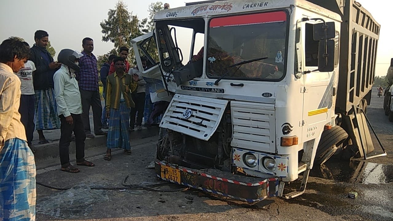 dumper and tractor head on collision at gotlu on nh-34 in itahar police station area